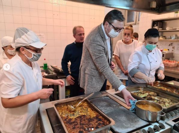 PRIHVATIO SE KUTLAČE Vučić sišao do kuhinje, a ovo su jela na njegovom meniju (FOTO)