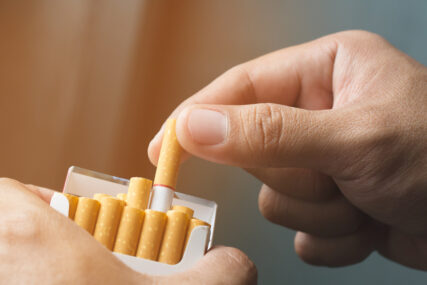 POZNATE KOLIKO ĆE KOŠTATI PROZVODI ČETIRI PROIZVOĐAČA Od 1. januara poskupljuju cigarete, poznate NOVE CIJENE