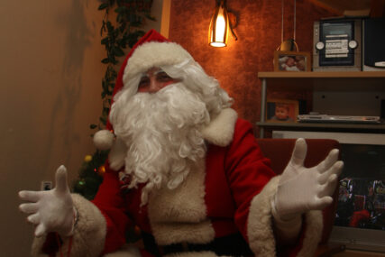 PROVOZAO SE VRBASOM Djed Mraz umjesto na sankama stigao u dajaku (FOTO)