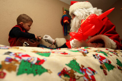 (FOTO) Božićni običaji koji kriju mudre pouke: Ovo su aktivnosti u kojoj djeca najviše uživaju i predstavljaju LJUBAV