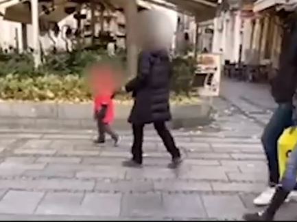 "BUDALO, DOLAZI OVAMO!" Dijete histeriše i viče na majku nasred šetališta (VIDEO)