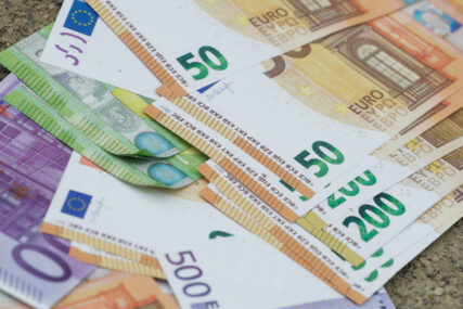 TREBA LI STARU MIJENJATI Stiže nova novčanica od 20 evra