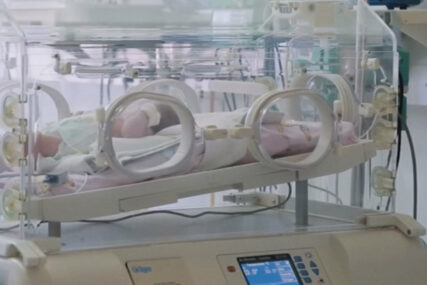 Ljekari su blizance razdvojili odmah po rođenju: Kada su ih ponovo stavili u isti krevetić, nastao je prizor koji ODUZIMA DAH (FOTO)