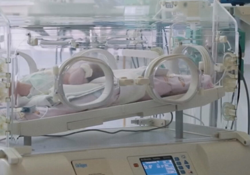 Beba u inkubatoru