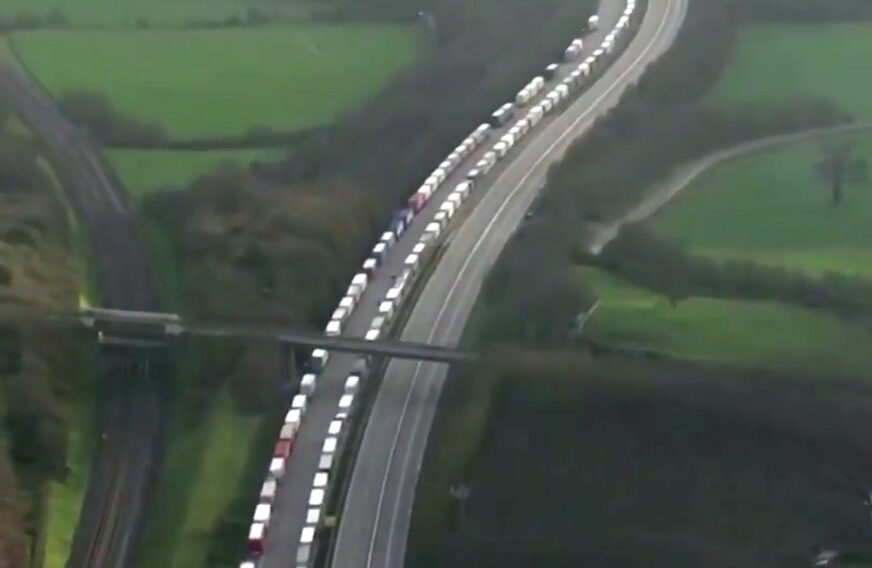 ZA BOŽIĆ ZAROBLJENI NA GRANICI Hiljade vozača kamiona zbog korone zapeli na jugu Engleske, TRAŽE POMOĆ (VIDEO)