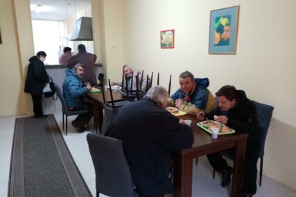 "OPTIMISTI" HRANE 273 PRIJEDORČANINA Po obrok u javnu kuhinju idu stari, ali i MLADIĆ SA DIPLOMOM