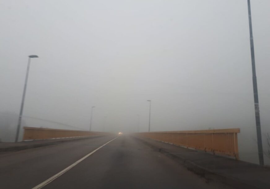 VOZAČI, OPREZ Gusta magla smanjuje vidljivost na području Doboja i Prijedora