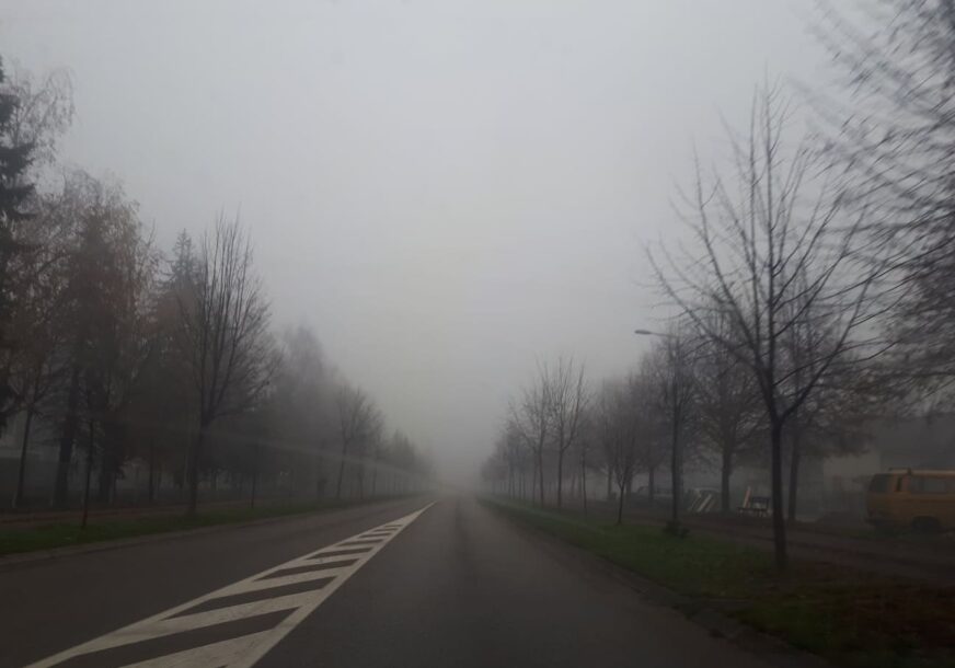 VOZAČI, BUDITE NA OPREZU! Magla smanjuje vidljivost na području Doboja i Bijeljine
