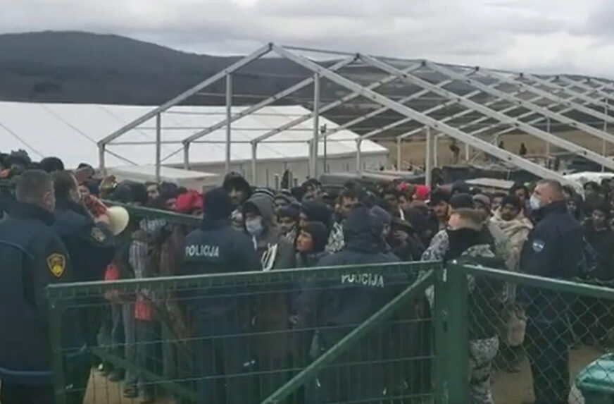 POLICIJA MORALA DA INTERVENIŠE Naguravanje migranata u kampu "Lipa" tokom podjele hrane (VIDEO)