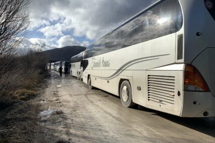 ČEKAJU PREMJEŠTANJE NA NOVU LOKACIJU Migranti iz kampa Lipa noć proveli u autobusima