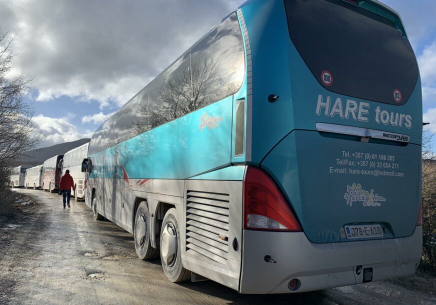 VOZAČI NEISPAVANI, PROMRZLI I GLADNI Raste nervoza među migrantima koji u autobusima čekaju premještaj u kampu Lipa