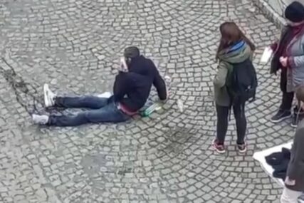 SIJEVALE PESNICE U CENTRU GRADA Tuča migranata na ulici, muškarac leži u LOKVI KRVI (VIDEO)