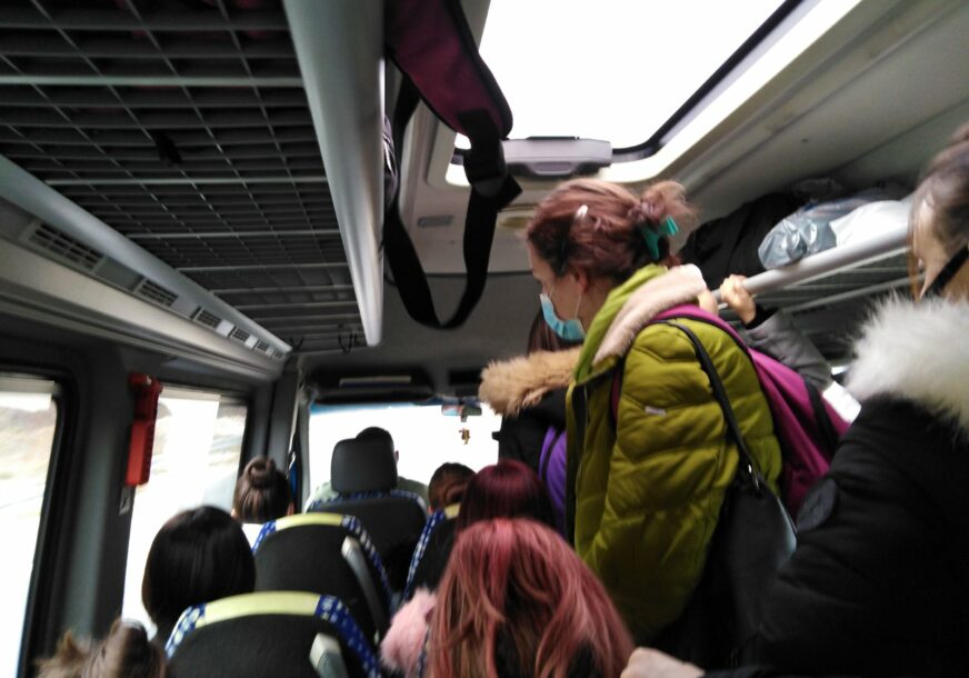 "KO TO TAMO PEVA" U VRIJEME PANDEMIJE U prepunom autobusu putnici sjedili i u PROSTORU za PRTLJAG (FOTO)