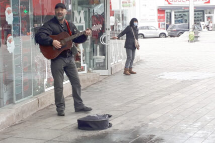 ULIČNI MUZIČARI SU UKRAS SVIH GRADOVA Mirko svira vesele pjesme, u ovim teškim danima vraća osmijeh prolaznicima (VIDEO)