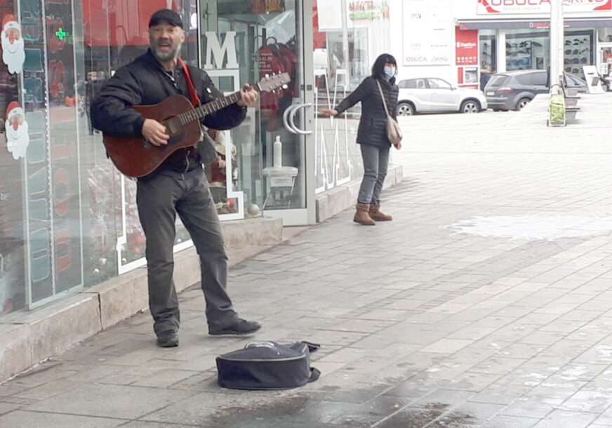 ULIČNI MUZIČARI SU UKRAS SVIH GRADOVA Mirko svira vesele pjesme, u ovim teškim danima vraća osmijeh prolaznicima (VIDEO)