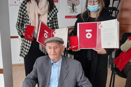 NAGRAĐENI TREBINJSKI HUMANISTI Srebrni znak Crvenog krsta za tri volontera, među njima i 90-godišnjak