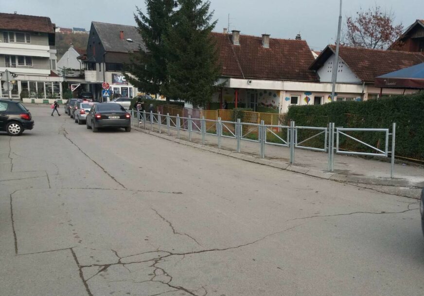 ZA VEĆU BEZBJEDNOST MALIŠANA Ograda usmjerava djecu do pješačkog prelaza
