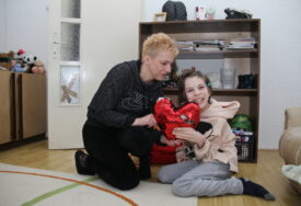 (FOTO) Krvava borba za 650 KM mjesečno: Šta su dobili roditelji njegovatelji i koliko će novca primati porodica djeteta s invaliditetom
