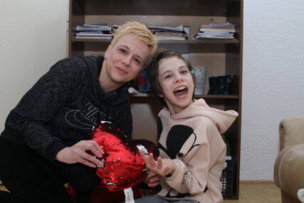 Srpskainfo kod Teodore nakon SKANDALA U IGRAONICI: Djevojčica sa cerebralnom paralizom sve DIGLA NA NOGE, plan njene majke će VAS GANUTI (FOTO)
