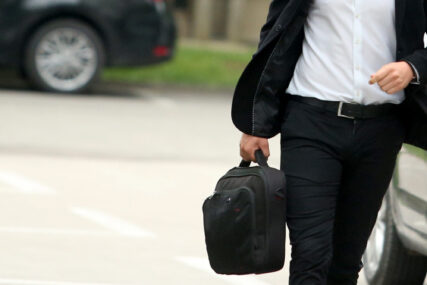 muškarac nosi radnu torbu