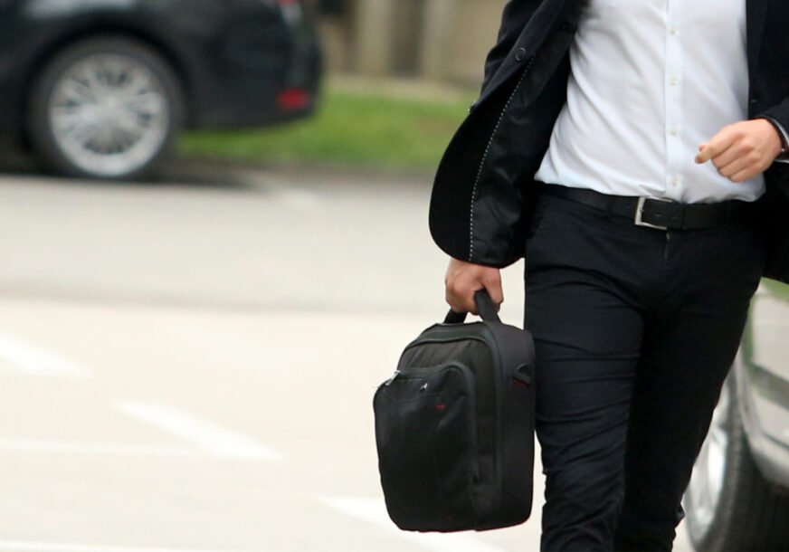 muškarac nosi radnu torbu