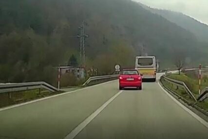 RIZIČNO PRETICANJE AUTOBUSA Kamere zabilježile bahatog vozača (VIDEO)