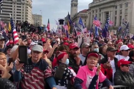 PROTESTI TRAMPOVIH PRISTALICA Hiljade ljudi na ulicama Vašingtona, ČETVORO POVRIJEĐENIH (VIDEO)