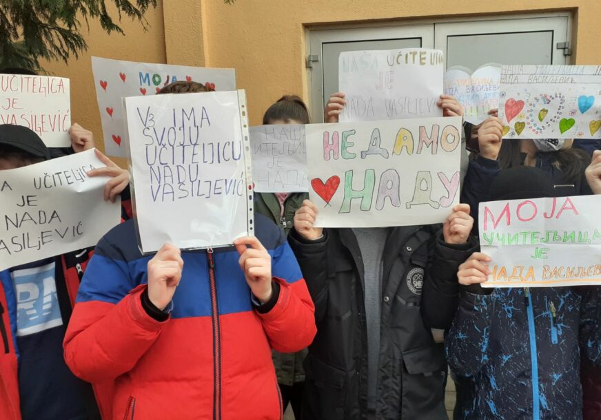 “NEĆEMO PARTIJSKO ZAPOŠLJAVANJE” Roditelji đaka OŠ “Branko Radičević” protestuju zbog NOVE UČITELJICE (FOTO)