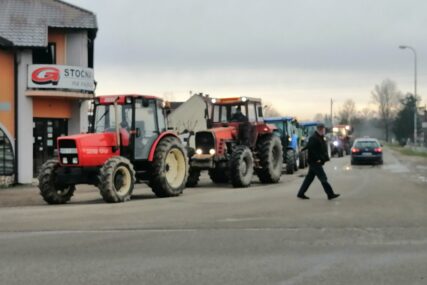 DUGA KOLONA TRAKTORA Počeo protest poljoprivrednih proizvođača u Gradiški (VIDEO, FOTO)