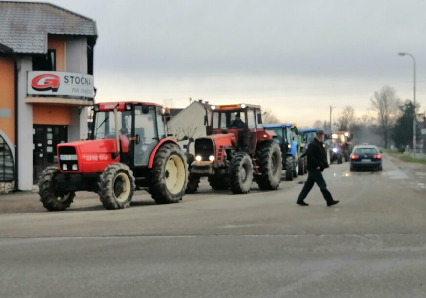 DUGA KOLONA TRAKTORA Počeo protest poljoprivrednih proizvođača u Gradiški (VIDEO, FOTO)