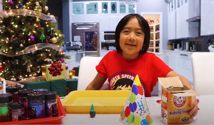 IMA SAMO DEVET GODINA Ovaj dječak je NAJPLAĆENIJI JUTJUBER na svijetu, posjeduje i vlastiti brend igračaka (VIDEO)