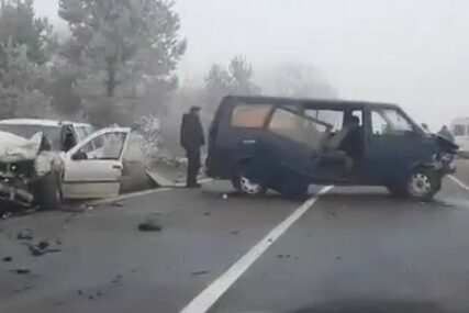 TEŠKA NESREĆA Sudarili se kombi i automobil, od siline udarca vozilo SLETILO S PUTA (VIDEO)