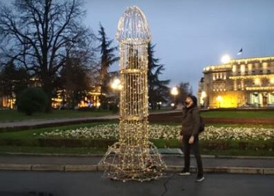 "POKLON VLASTIMA" Zasijala skulptura u obliku muškog polnog organa u centru Beograda (VIDEO)