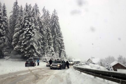 VISINA SNJEŽNOG POKRIVAČA OKO 30 CENTIMETARA Snijeg otežao saobraćaj prema Jahorini (FOTO)