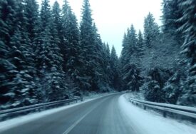 Romanija na udaru prave zime: Snježni nanosi i olujni vjetar prave probleme vozačima