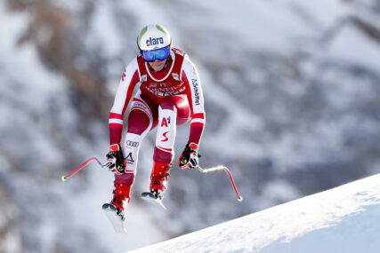 STRAVIČNO Austrijska skijašica probila ogradu i izletjela sa staze (VIDEO)