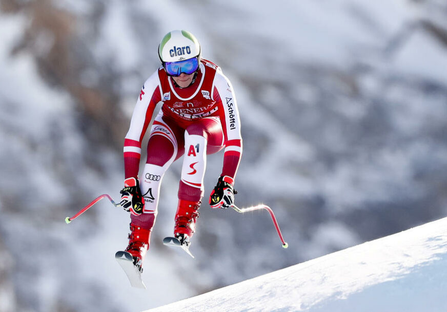 STRAVIČNO Austrijska skijašica probila ogradu i izletjela sa staze (VIDEO)