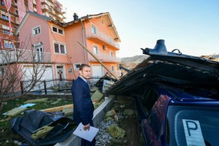 "MOGLA SE DOGODITI TRAGEDIJA" Grad pomaže Radanovićima, na čiju je kuću PAO KROV ZGRADE (FOTO)