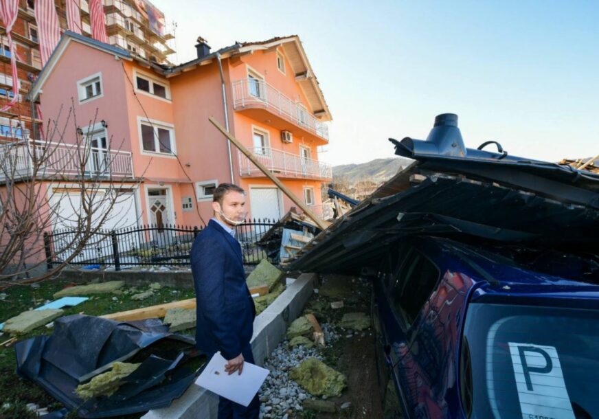 "MOGLA SE DOGODITI TRAGEDIJA" Grad pomaže Radanovićima, na čiju je kuću PAO KROV ZGRADE (FOTO)
