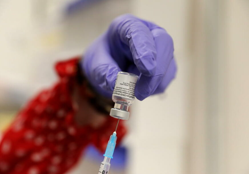 PRVI U SVIJETU Britanci odobrili vakcinu protiv korone Univerziteta Oksford i "Astra Zeneke"