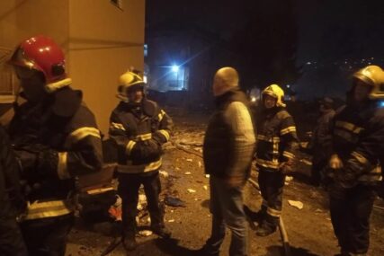 PROZORI IZLETJELI IZ ZIDOVA Žena (45) teško povrijeđena u EKSPLOZIJI, vatrogasci evakuisali još šest osoba (VIDEO)