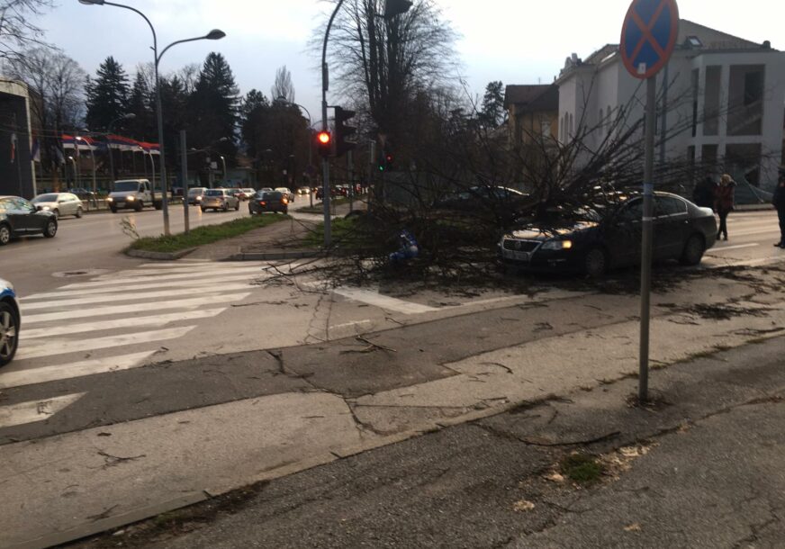 KOMUNALNE EKIPE I DALJE U PRIPRAVNOSTI Sanirane posljedice olujnog nevremena u Banjaluci