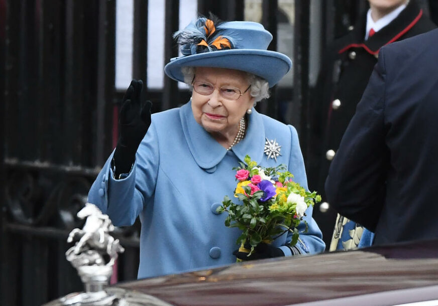 IZBRISAN ZA ŠEST MINUTA Pogrešan tvit kraljice Elizabete izazvao brojne šale na društvenim mrežama (FOTO)