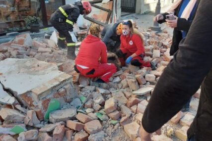 OVAKO BI TREBALO REAGOVATI U TRENUTKU PODRHTAVANJA Upustvo kako se ponašati prije, tokom i nakon zemljotresa