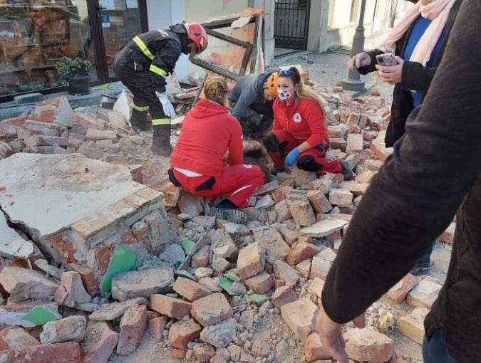 OVAKO BI TREBALO REAGOVATI U TRENUTKU PODRHTAVANJA Upustvo kako se ponašati prije, tokom i nakon zemljotresa