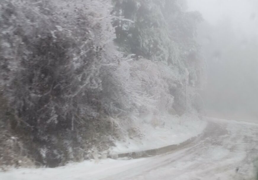 UPALJEN CRVENI METEOALARM Padavine napravile probleme, na Dinari snijeg zatrpao auto
