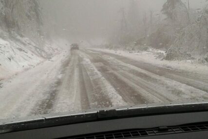 Olujni vjetar zavejao automobil: Mostarski spasioci iz snježne mećave izvukli četiri mladića