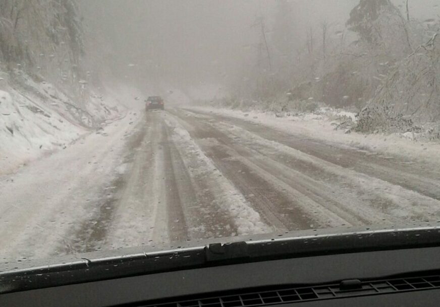 Olujni vjetar zavejao automobil: Mostarski spasioci iz snježne mećave izvukli četiri mladića