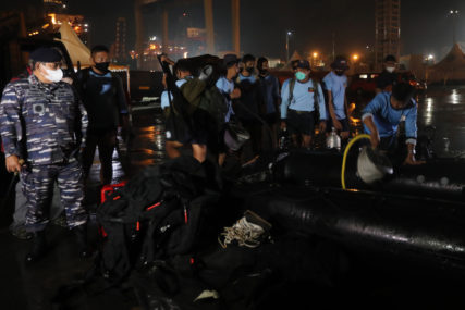 ROĐACI PILOTA NE GUBE NADU Vjeruju da ima preživjelih u padu aviona nakon polijetanja u Indoneziji