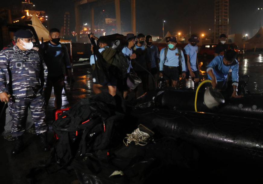 ROĐACI PILOTA NE GUBE NADU Vjeruju da ima preživjelih u padu aviona nakon polijetanja u Indoneziji